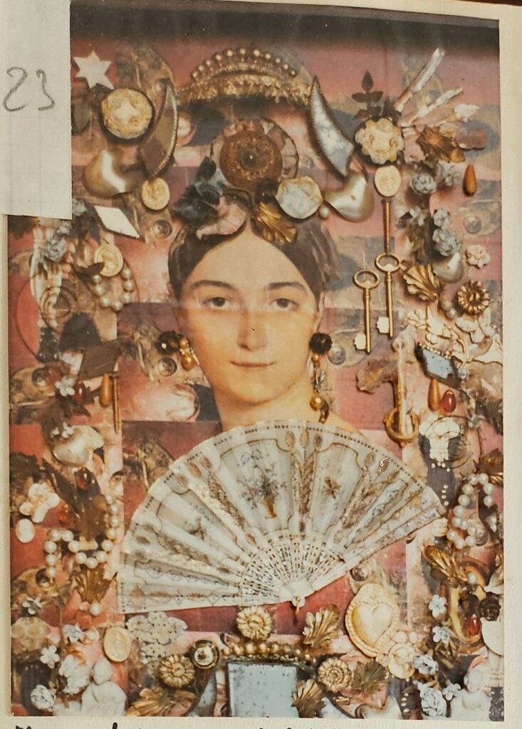 1975 Madame Judith Abanico